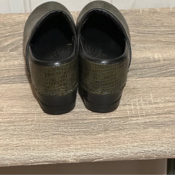 SANITA Women's Professional Work Clog Shoe Snakeskin Print Green US 7 EU 37 NWOT - Picture 4 of 6